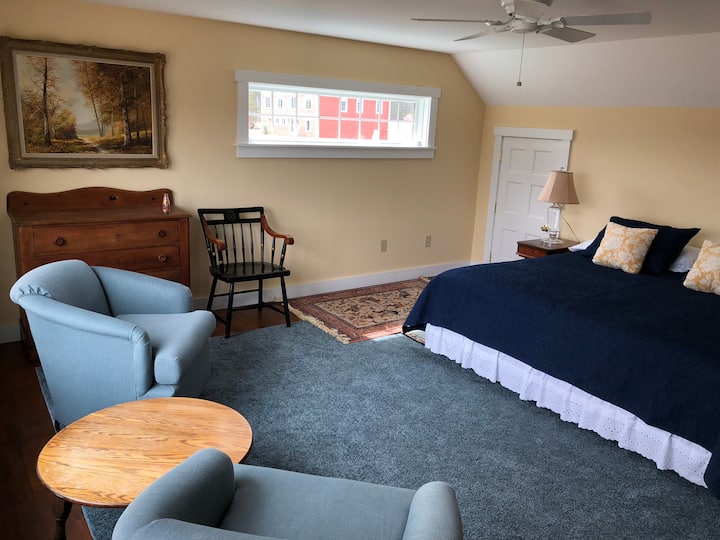 Upstairs bedroom (main bedroom) 