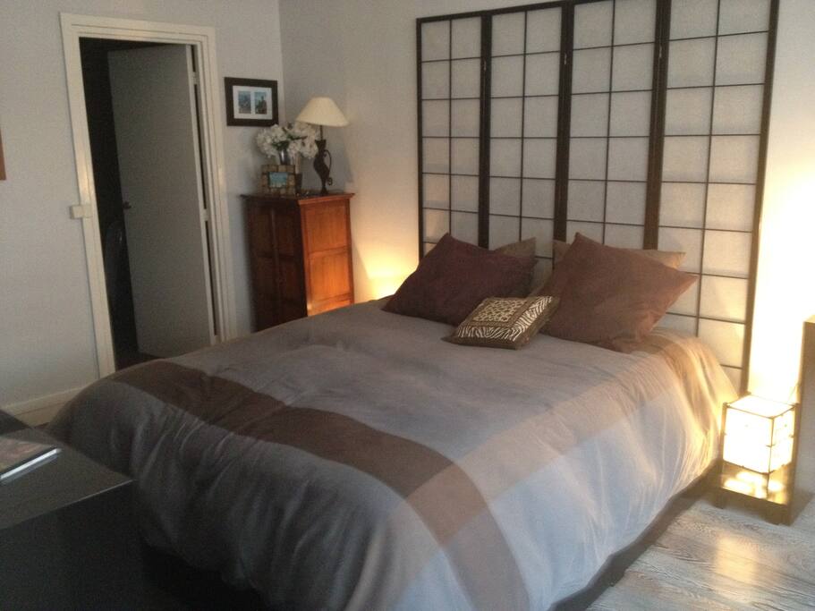Un lit king size dans une grande chambre