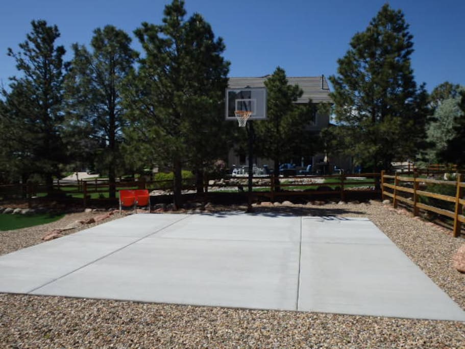 Large back yard with basketball court