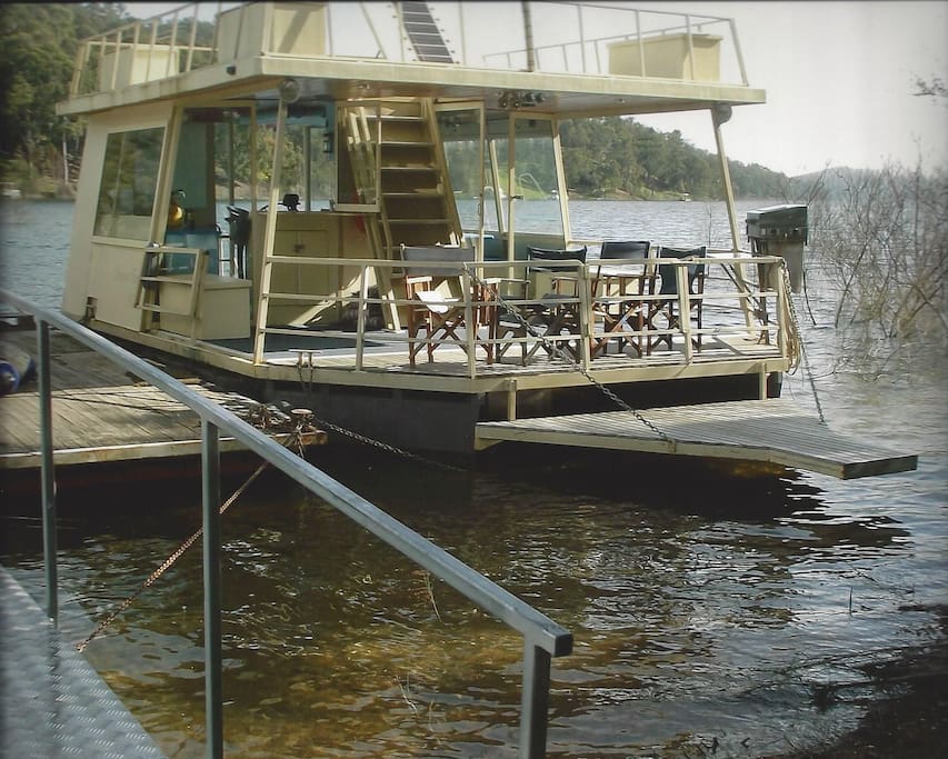 Enjoy a FREE one hour Lake Eildon cruise aboard the Fawlty Princess