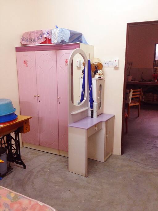 big shelf by the room entrance.
房门旁有个大柜子