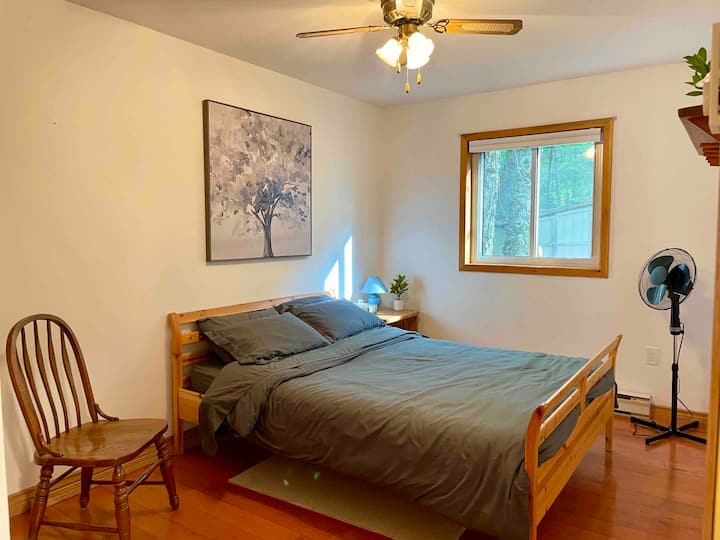 Bedroom 2 - 1x Queen Bed