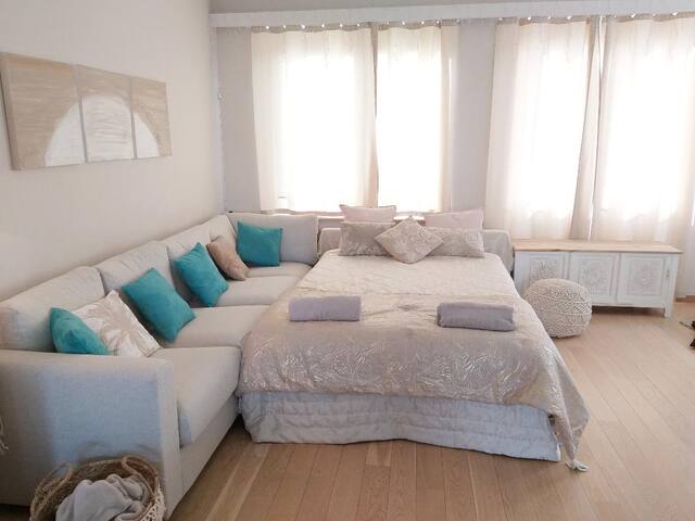 6 Bedr, Air-co, Family Home, 10 min to center gallery image 3