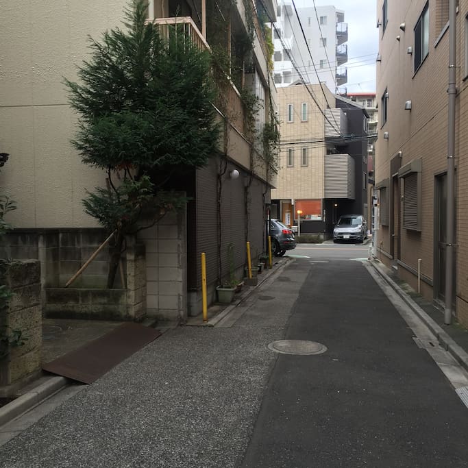 この路地を出た
左角!誠道館(SEIDO-KAN)2階のドアベル押してください。