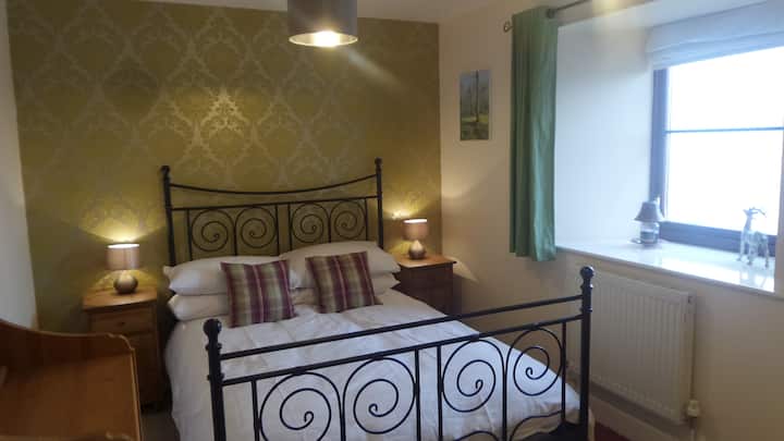 Chumba cha kulala 3 - Kitanda cha mara mbili na maoni juu ya pwani, loch na kwa Bowmore