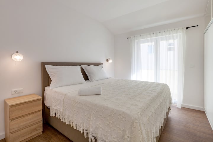 ห้องนอนพร้อมระเบียงส่วนตัว
เตียงมีคุณภาพความสะดวกสบายของโรงแรมหรูที่คุณสามารถนำติดตัวไปด้วยได้