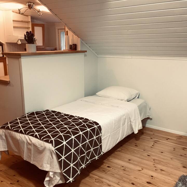 سرير إضافي في غرفة المعيشة في الطابق العلوي. 