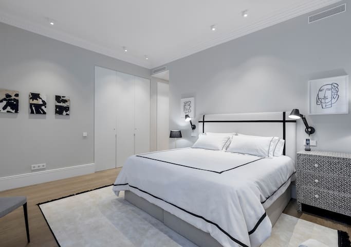 Elegant Justicia apartment, 3BR, w/balconies – JII gallery image 2