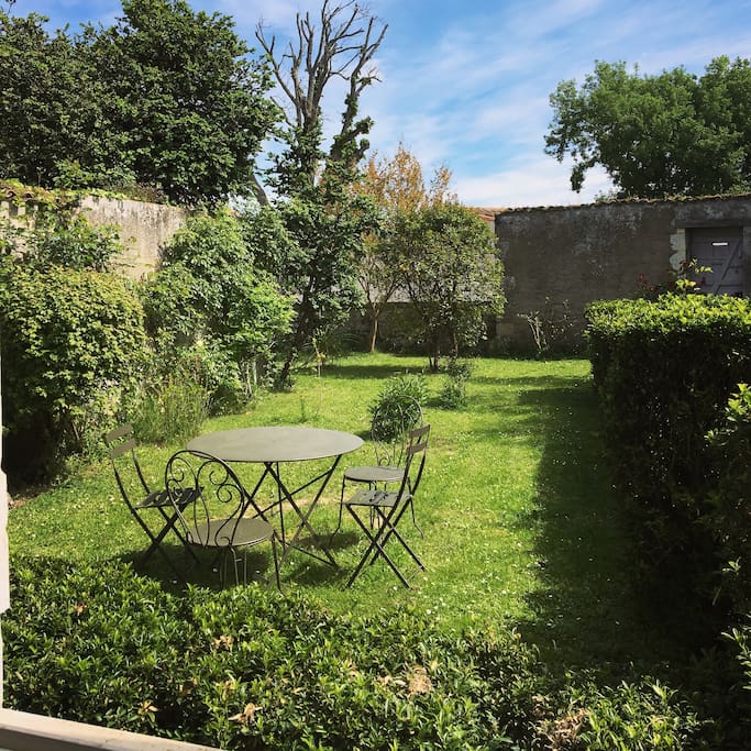Jardin privatif au calme avec salon de jardin, transats et barbecue. Un havre de paix. Orientation sud est : du soleil dès le matin pour le petit déjeuner !