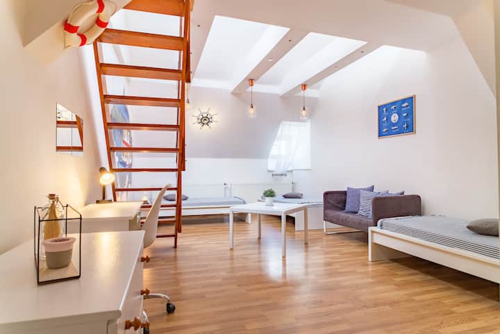 Intersailor room