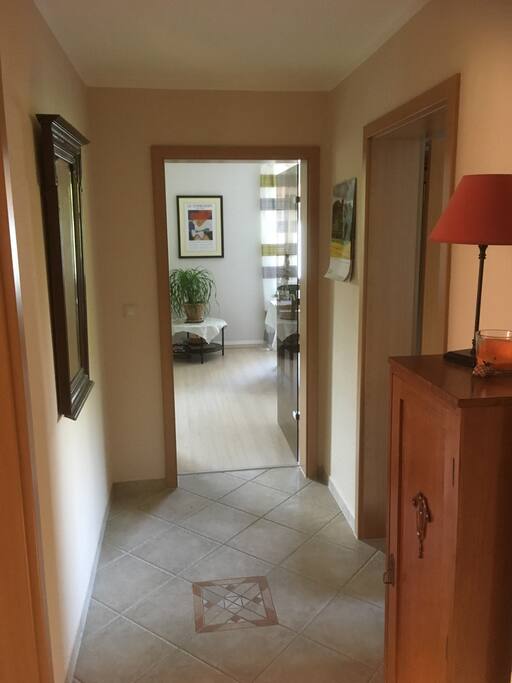 Flur mit Blickrichtung ins Wohnzimmer