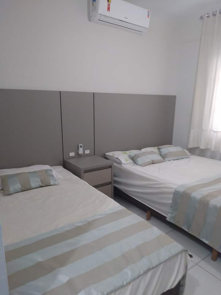 ห้องสวีทพร้อมเตียงคู่และเตียงเดี่ยวพร้อมเครื่องปรับอากาศและพัดลมเพดาน