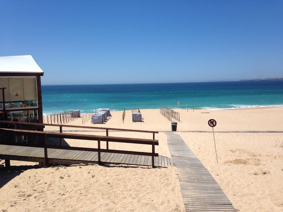Direkt gegenüber des Apartments ist der Traumstrand mit 2 Strandcafés