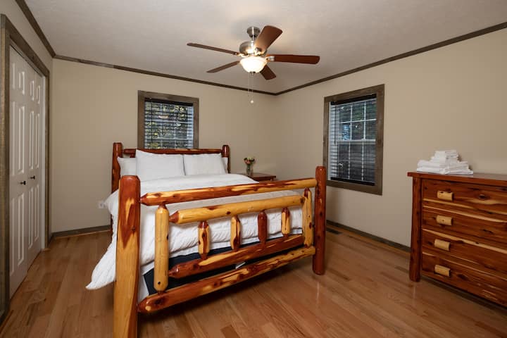 Спална соба број 3, со секоја соба со удобен брачен кревет (широк 150-179 см). Оваа соба е уште еден простран простор во кој може да се опуштите по забавните денови надвор - подготвувајќи ве за следниот забавен ден што следи. Оваа соба има и сопствена бања