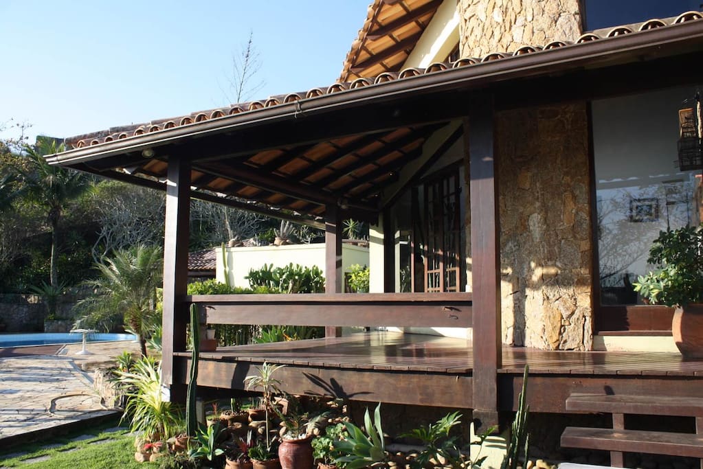 Varanda que dá para o deck / Balcony that leads to the leisure area