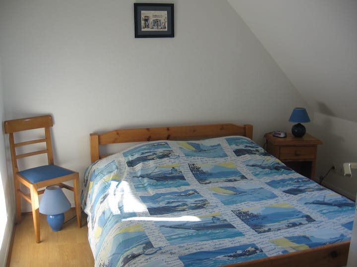 מיטת קווין סייז וארון גדול - נוף לים