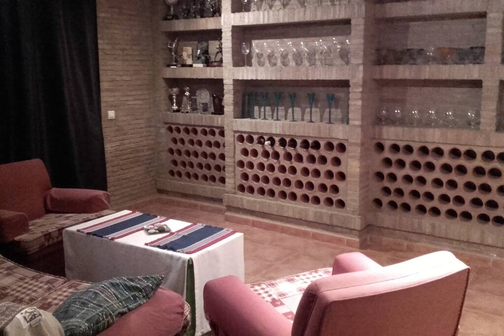 El cuarto da acceso a un salón independiente para uso del huesped