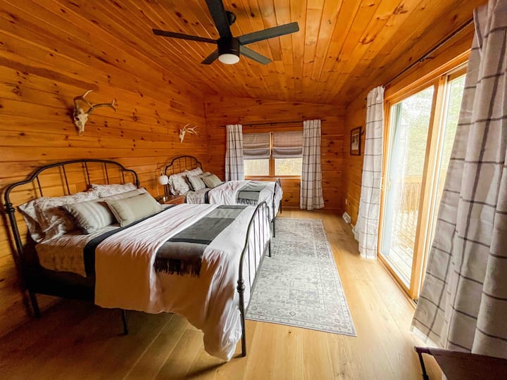 Double full bedroom with deck access