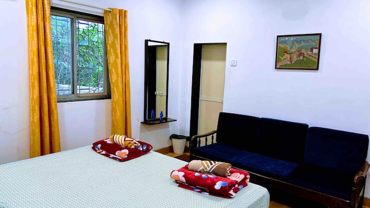 Drugi kut koji prikazuje vrata u pripadajućoj kupaonici