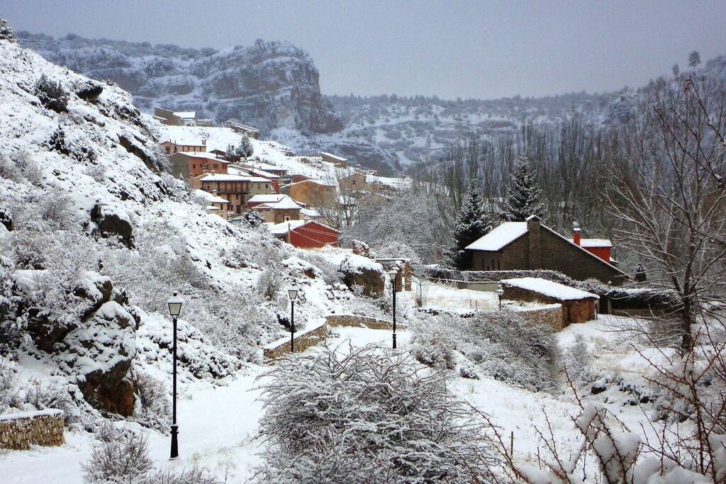 Calomarde, un pequeño pueblo de la Sierra de Albarracín, en Teruel.... donde podrás disfrutar de dos maravillas naturales: la cascada de Calomarde y el Cañón de los Arcos.