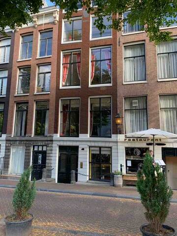 Canal view Keizersgracht – 17th century town house gallery image 3
