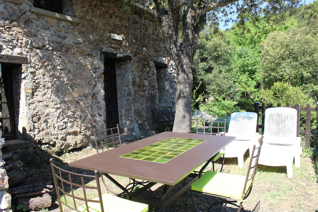 Terrasse avec bains de soleil en fer forgé