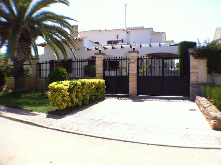 Chalet with private pool and 200 meters from the sea
