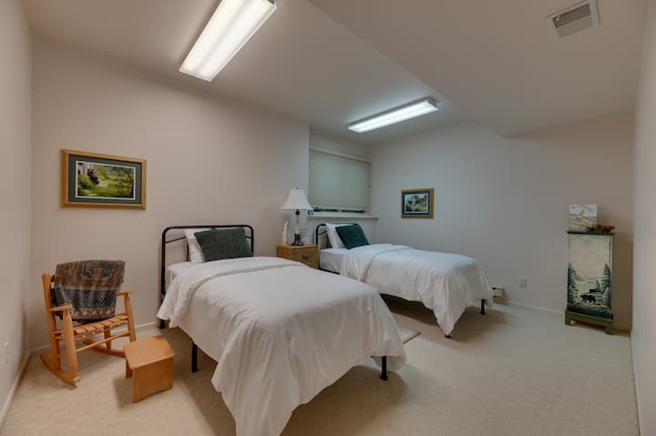 5th Bedroom with 2 Single Beds