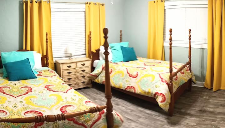 Esta luminosa habitación alegre es perfecta para niños.