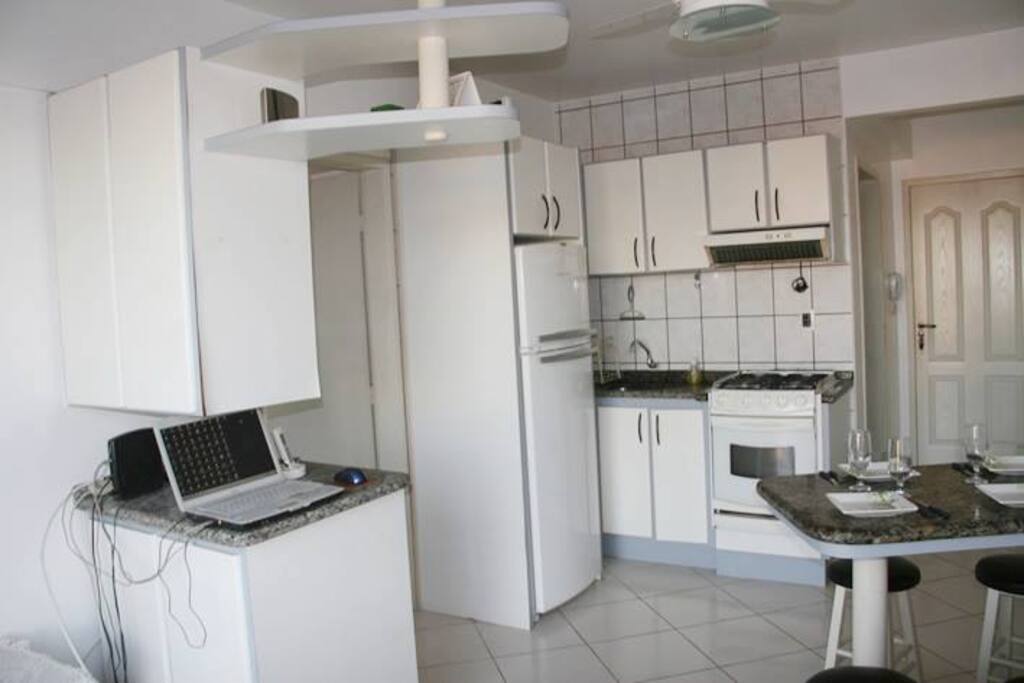 Cozinha completa, com eletrodomésticos e utensílios.