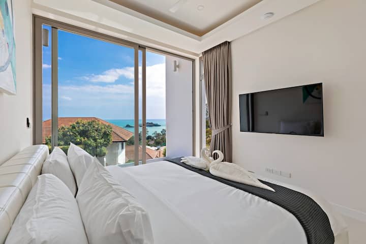 Bedroom 4 with balcony and sea view