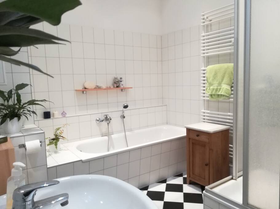 Bathtube and shower
