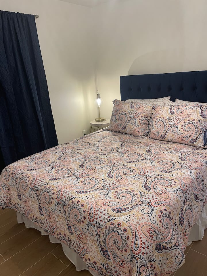 Camera da letto centrale, letto matrimoniale, armadio, sedia, portabagagli