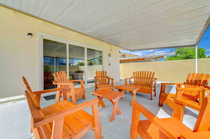 Vegas Baby-5 minutes to strip! gallery image 4