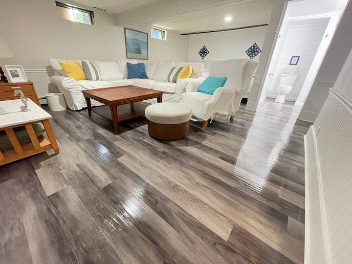 ห้องนั่งเล่นและห้องนอนชั้นใต้ดินที่สะอาดและได้รับการปรับปรุงพร้อมห้องน้ำใหม่ทีวีเครื่องที่สองและพื้นที่นั่งเล่นมากมาย 