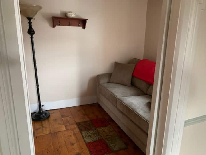 Náhradná rozkladacia pohovka v plnej veľkosti na prízemí poskytuje ďalšie možnosti na spanie. 