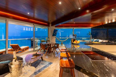 The Quarry, Beachfront sub penthouse 150m to clubs