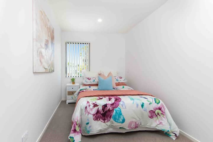 Spavaća soba 2 na gornjem katu s bračnim krevetom. 