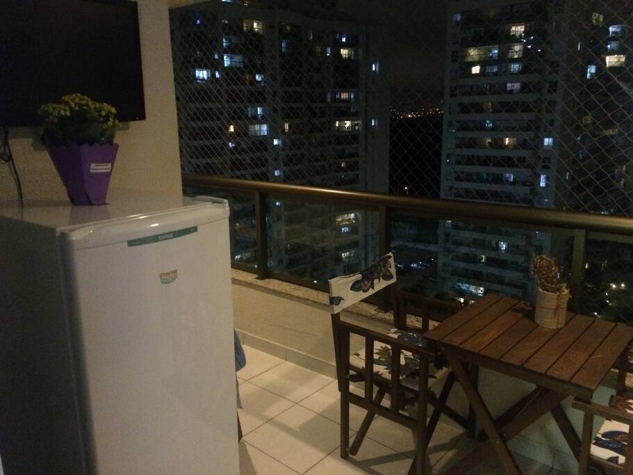 Televisão na varanda. Vista para área de lazer.
