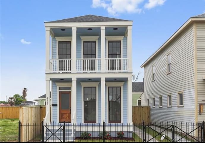 The Retreat On Burgundy. gallery image 2