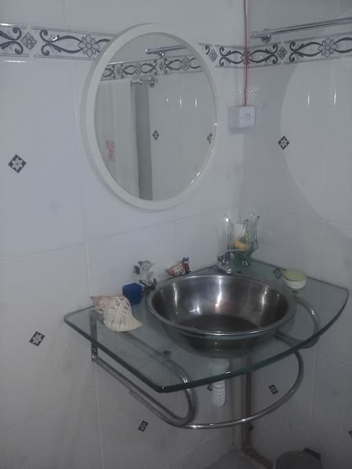 Banheiro social com chuveiro eletrico