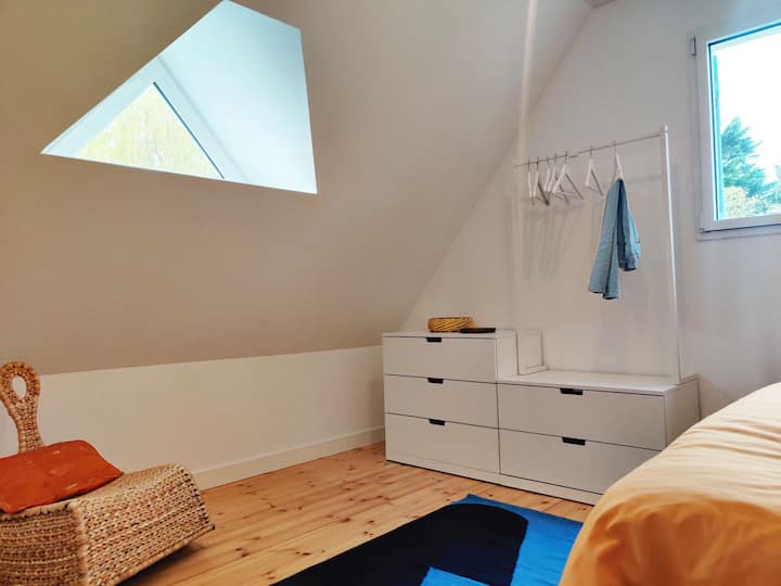 Dhoma 1: krevat dopio 180 cm dhe shumë hapësirë magazinimi.