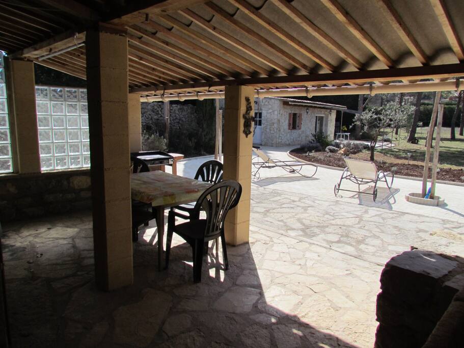 Vue de la cuisine d'été