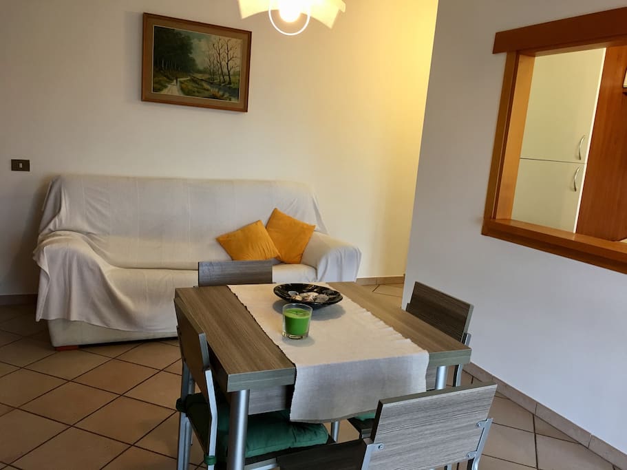 Sala con tavolo allungabile e divano letto