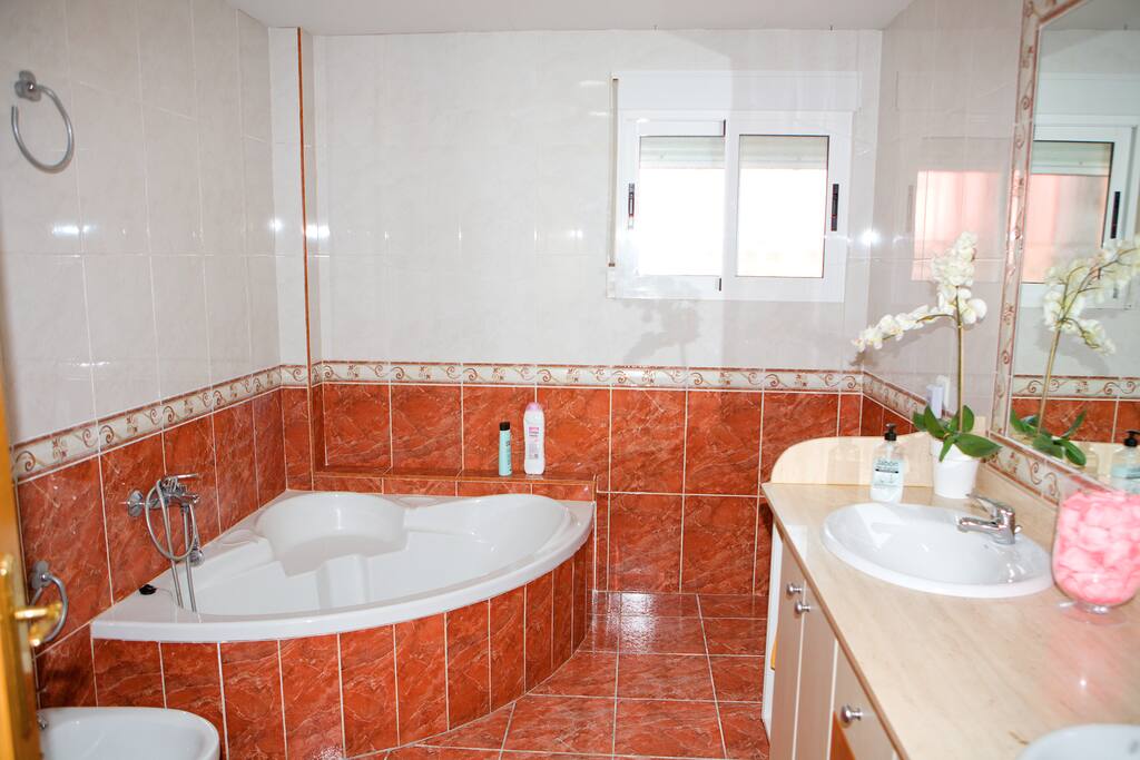 GRAN BAÑO
PLANTA BAJA