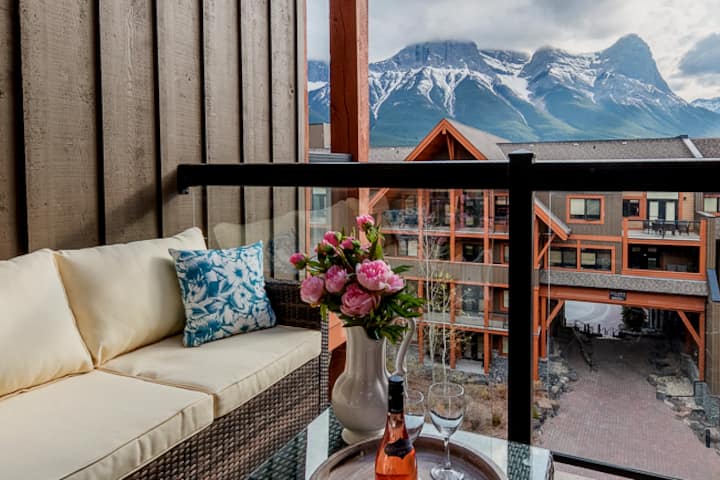 Spacious Luxury Penthouse, Stunning Mountain Views - Apartments for ...