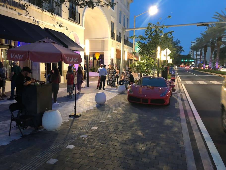 Coral Gables’s Downtown 8:15pm (3 blocks away) 6 minutes waking.