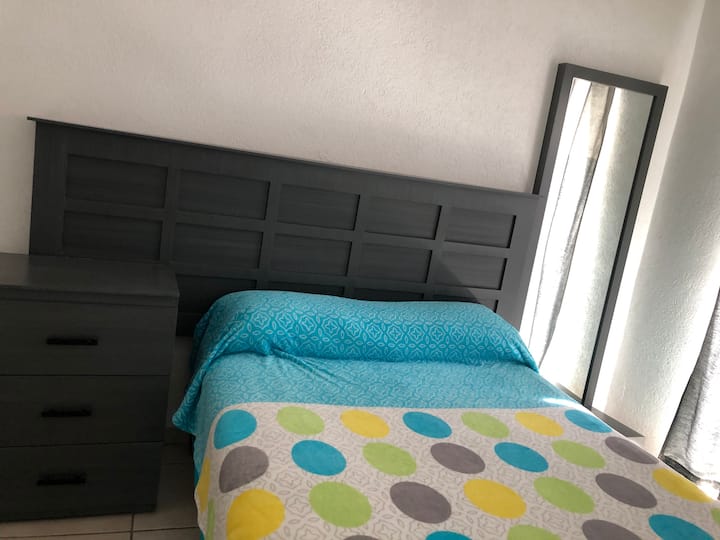 Hlavná spálňa !!! Dvojlôžko so zásuvkou a celým zrkadlom, klimatizácia.