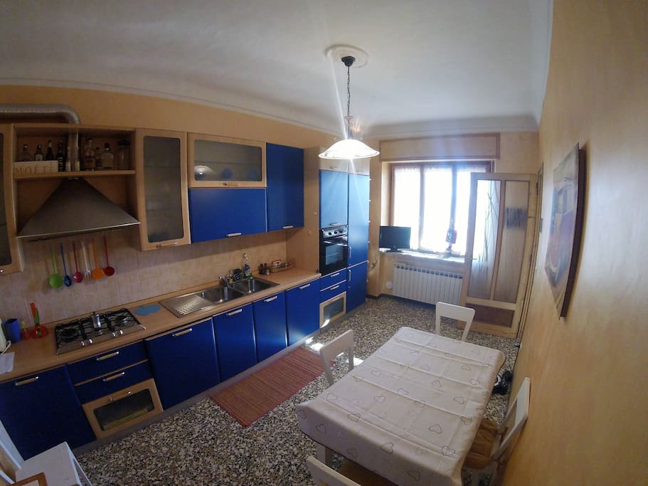 televisione e tavolo per 4 persone