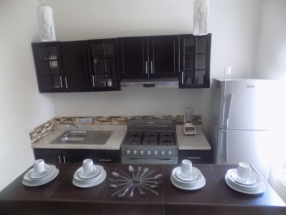 Cocina integral . Equipamiento de loza y utencilios de cocina